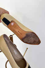 Load image into Gallery viewer, 1980s Ferragamo Cream and Black Cap Toe Shoes / 7.5