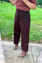 Load image into Gallery viewer, 1970s Brown Levis Trousers / Medium - Large