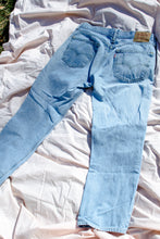 Load image into Gallery viewer, 1990s Levi&#39;s 505 Light Wash Jeans / 34-32