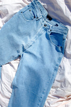 Load image into Gallery viewer, 1990s Classic Light Wash Jeans / 32-31